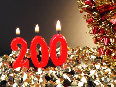 Nr. 200. LIT kırmızı mum bir yıldönümü veya doğum günü arka plan için iyi gösterilen doğum günü Yıldönümü mum.