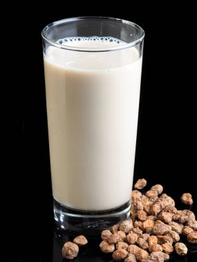 Horchatahorchata tigernuts ve şeker suyu ile yapılan bir içecektir. Yerli Valencia İspanya'dan, fartons olarak adlandırılan uzun ince buns ile sık sık eşlik serinletici bir içecek olduğunu.   