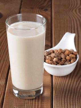 Horchatahorchata tigernuts ve şeker suyu ile yapılan bir içecektir. Yerli Valencia İspanya'dan, fartons olarak adlandırılan uzun ince buns ile sık sık eşlik serinletici bir içecek olduğunu.   