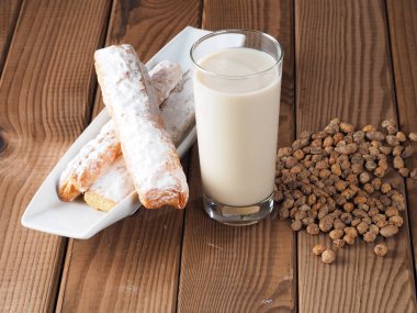 Horchatahorchata tigernuts ve şeker suyu ile yapılan bir içecektir. Yerli Valencia İspanya'dan, fartons olarak adlandırılan uzun ince buns ile sık sık eşlik serinletici bir içecek olduğunu.   