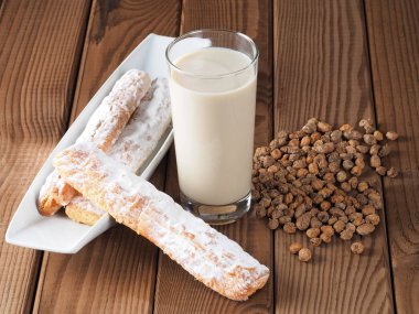 Horchatahorchata tigernuts ve şeker suyu ile yapılan bir içecektir. Yerli Valencia İspanya'dan, fartons olarak adlandırılan uzun ince buns ile sık sık eşlik serinletici bir içecek olduğunu.   