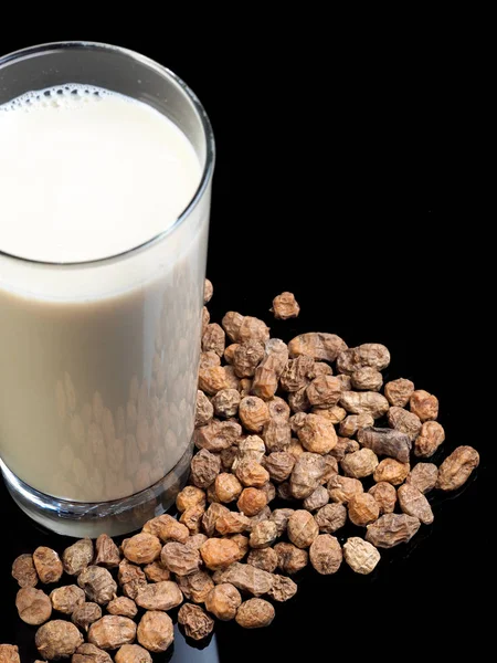 Horchatahorchata Tigernuts と砂糖のジュース 飲み物です バレンシア スペインからのネイティブ それはしばしばファルトンス細長いパンを伴ってドリンク — ストック写真