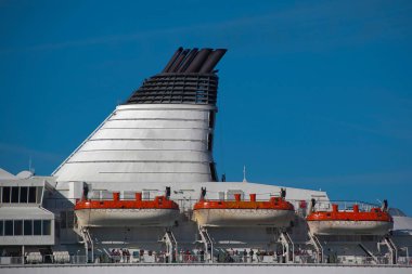 Büyük bir baca ve filikalar