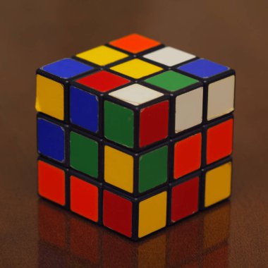 Rubik küpü, kırmızı, yeşil, mavi, turuncu, beyaz
