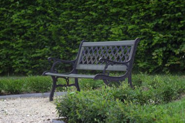 Yeşil arka planda Saray parkında metal tezgah