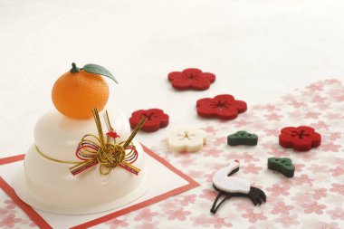 Kagami-mochi ve süsler keçe yılbaşı süslemeleri.