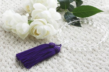 Beyaz güller ve kristal boncuklar