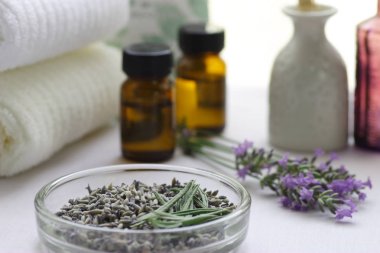 Aromaterapi yağ ve lavanta