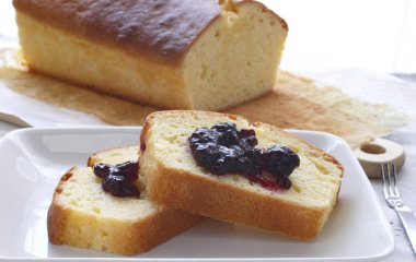 Böğürtlenli reçel ile tepesinde sade kek