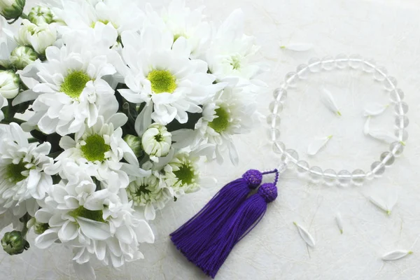 Chrysanthemenstrauß Und Rosenkranz — Stockfoto