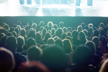 Tiyatro kitleye bir performans izliyor