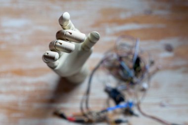 prosthtci robotik el masada sabit ediliyor