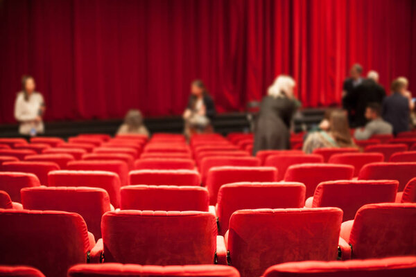 Asientos de teatro y público que viene — Foto de Stock