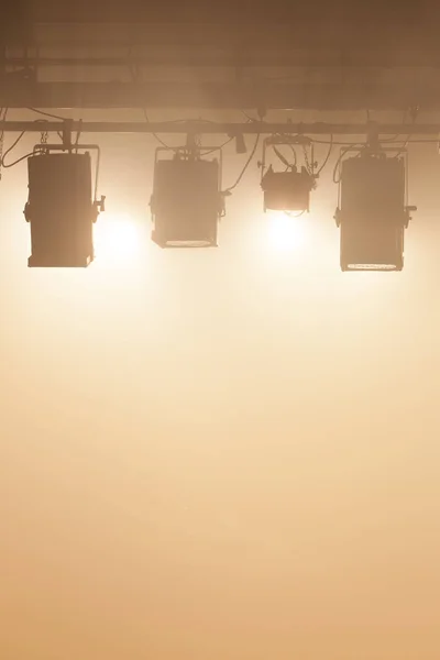 Viele Theater-Flutlichter — Stockbild Verschiedene Theater-Flutlichter — Stockfoto