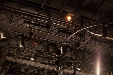 tavana birçok tiyatro ışıkları