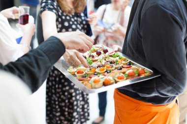 Garson sosyal toplama catering hizmeti yapıyor