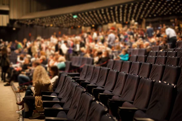 Fileiras vazias de assentos de teatro em salão grande — Fotografia de Stock