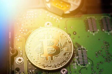 Altın bitcoin sikke anakart üzerinde