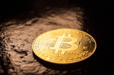 koyu kaya yüzeyinde bitcoin sikke