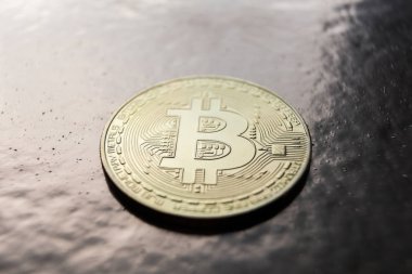 kaya yüzeyinde bitcoin sikke