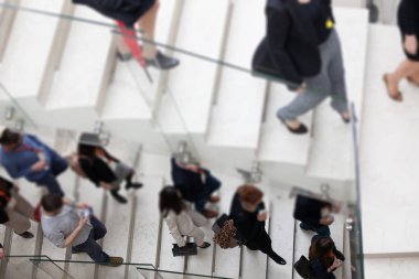 Merdivenlerden inen insanlar.