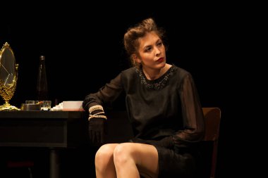 sahnede oyunculuk yapan aktris