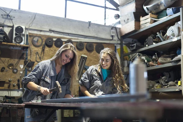 Dos mujeres jóvenes que trabajan en el taller — Foto de Stock