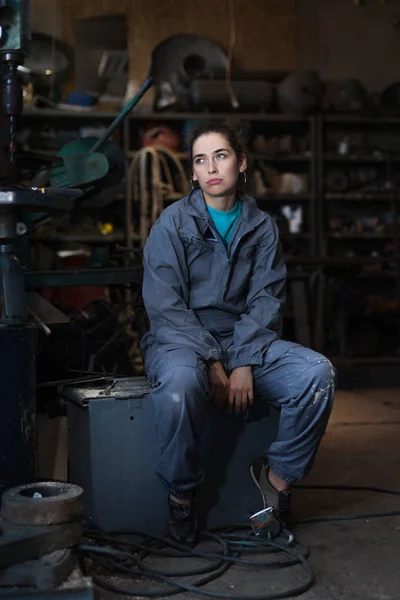 Young woman mechanic in a workshop — Stock Photo, Image