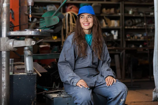Молодая женщина-механик в мастерской — стоковое фото