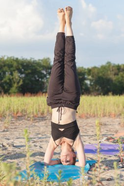 yoga master performing salamba sirsasana