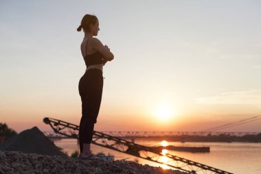 genç kadın günbatımında meditasyon