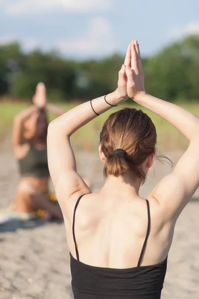 Zajęcia jogi na świeżym powietrzu — Zdjęcie stockowe