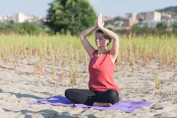 Clases de yoga al aire libre — Foto de Stock