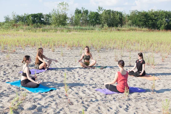 Zajęcia z jogi i medytacji na świeżym powietrzu — Zdjęcie stockowe