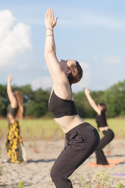 Zajęcia jogi na świeżym powietrzu — Zdjęcie stockowe