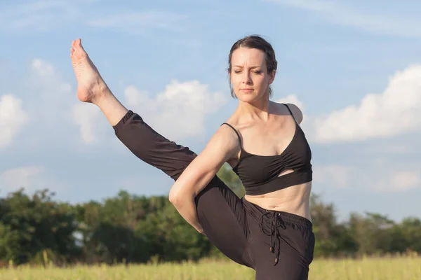 Gurú del yoga realizando una pose de flexibilidad — Foto de Stock
