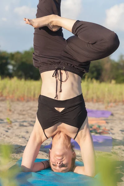 Yoga master performing salamba sirsasana — Stock Fotó