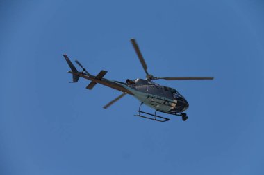 Şehrin üzerinde helikopter uçar.