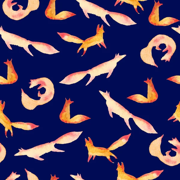 Симпатичный оранжево-красный лисий акварельный рисунок на темно-синем флотском фоне. Мультфильм простые лисы играют, скручиваются, прыгают, сидят — стоковое фото