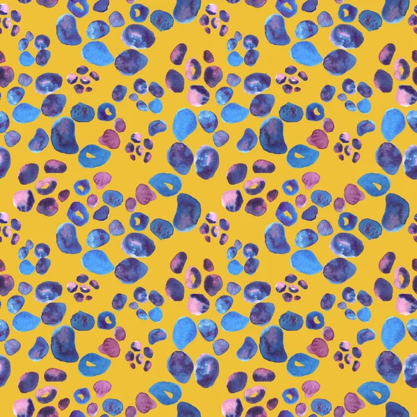 Léopard animal abstrait comme motif sans couture en aquarelle. Bleu, violet et rose sur fond jaune moutarde. Animal dessiné à la main inspiré — Photo