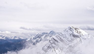 Dağlarda kar pik