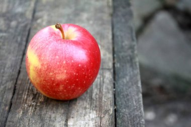 Güzel taze sulu olgun Kırmızı elma tablo yaz yatıyor