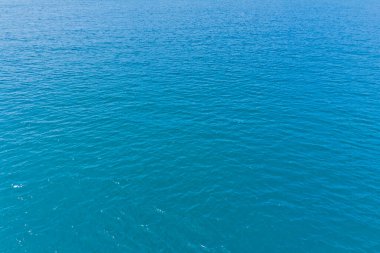 Az Bulutlu Mavi Okyanus Dalgaları Gökyüzü. Kaliforniya Sahili. Mavi Gökyüzü Rengi