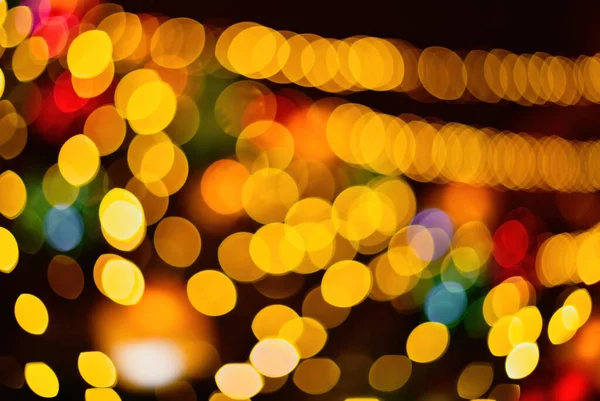 Weihnachten goldene Bokeh Lichter Hintergrund. Defokussierter Christbaumschmuck — Stockfoto