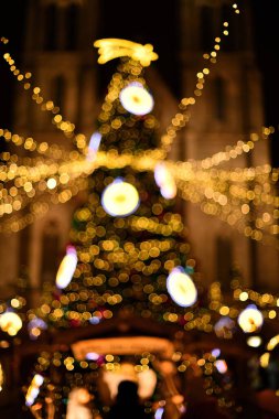 Noel ağacı, arka planda mavi ışıklar. Odaklanmamış Noel ağacı dekorasyonu arkaplanı