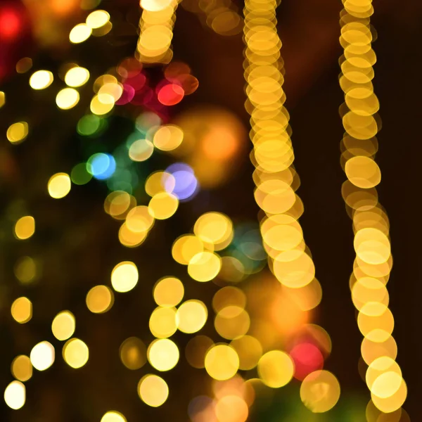 Navidad dorada luces bokeh fondo. Fondo de decoración de árbol de Navidad desenfocado —  Fotos de Stock