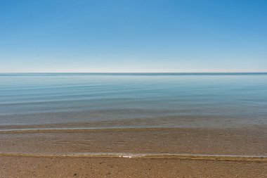 Danimarka 'da kumsal geçmişi var. Deniz kıyısında güneşli bir gün. Bulutsuz Mavi Gökyüzü. Sakin su arkaplanı