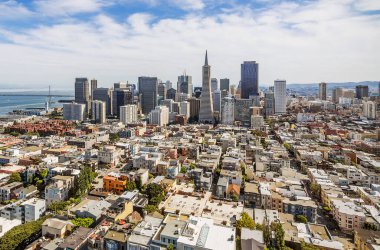 San Francisco şehir merkezi silueti. ABD 'de hava durumu sunucuları. SF şehrinde güneşli bir gün
