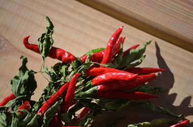 Ahşap arka plan üzerinde sıcak biber kurutma