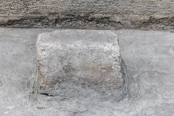 Böyle, bir inşaat ya da bir şey çevre kaldırım taş tuğla bir dikdörtgen şeklinde. Fotoğraf kentsel bir sokaktan almıştır.